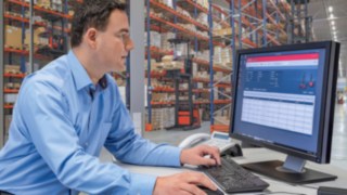 Il gestore di flotta al PC usa il sistema di gestione delle flotte connect:desk di Linde Material Handling.